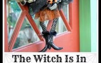 La bruja está en la corona de Halloween de bricolaje