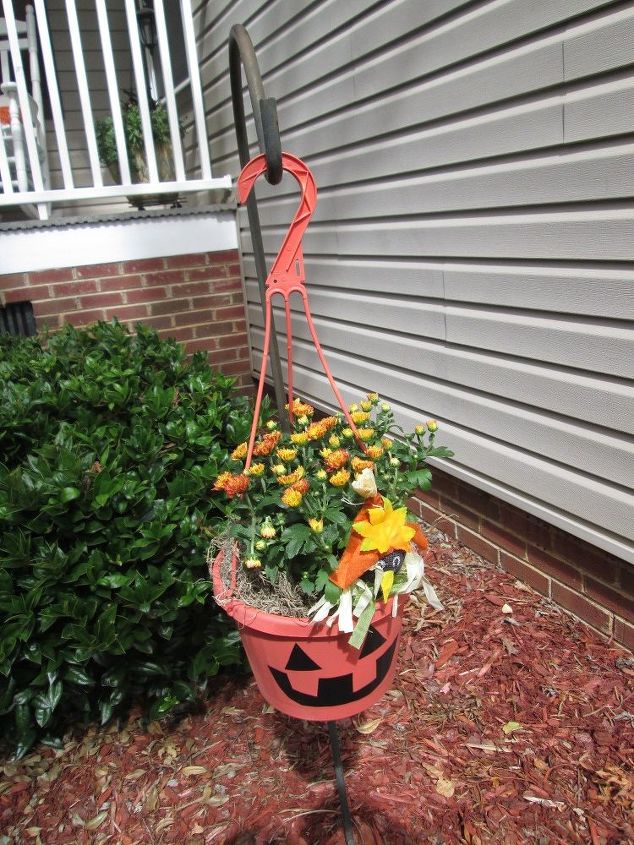 fun way to recycle those old hanging baskets with ease