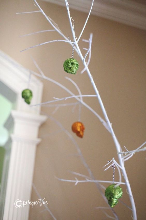 rvore de halloween fcil com decoraes de caveira