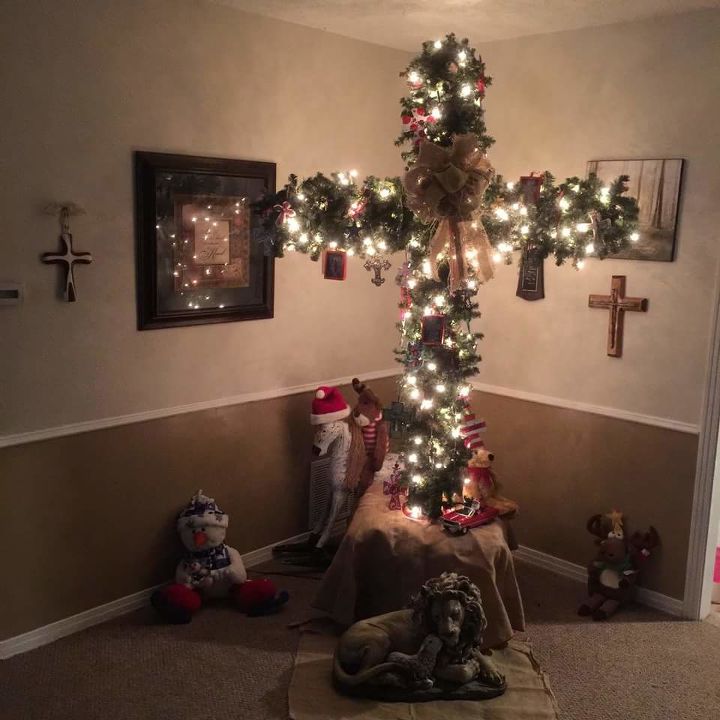 q christmas tree cross for christmas, christmas decorations, I am looking to make this for my condo this year any ideals my first thought is 2x4 and chicken wire wrap it get some greener to put around it than lights Any other ideals on how to make this beautiful In my beach condo