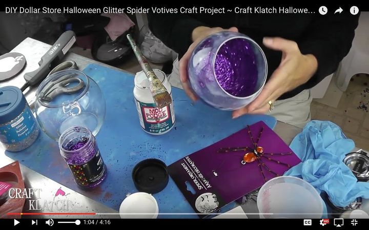 proyecto de manualidades de araas de halloween con purpurina de la dollar store