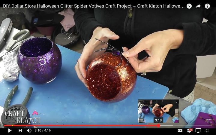 proyecto de manualidades de araas de halloween con purpurina de la dollar store