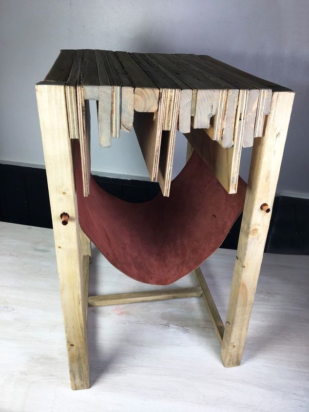 mesa de sucata de madeira com estilingue de couro