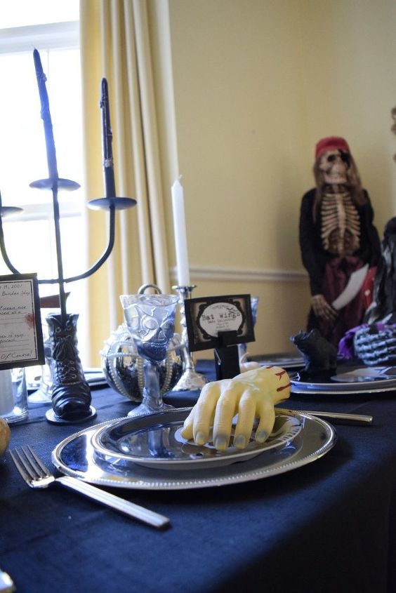 uma mesa de halloween muito assustadora