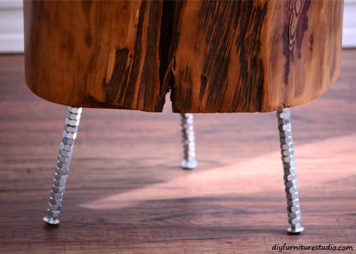 como hacer una mesa auxiliar de tocon de arbol con patas de bricolaje