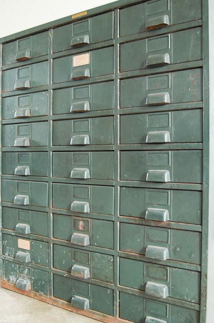 gabinete de metal restaurado de la vendimia del hardware