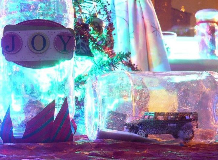 no jogue fora aquele pote de vidro antes de ver essas ideias de natal, Frascos de Natal DIY globos de neve sem gua