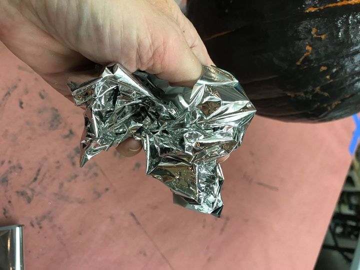 calabazas con lminas, Arrugar el papel de aluminio primero