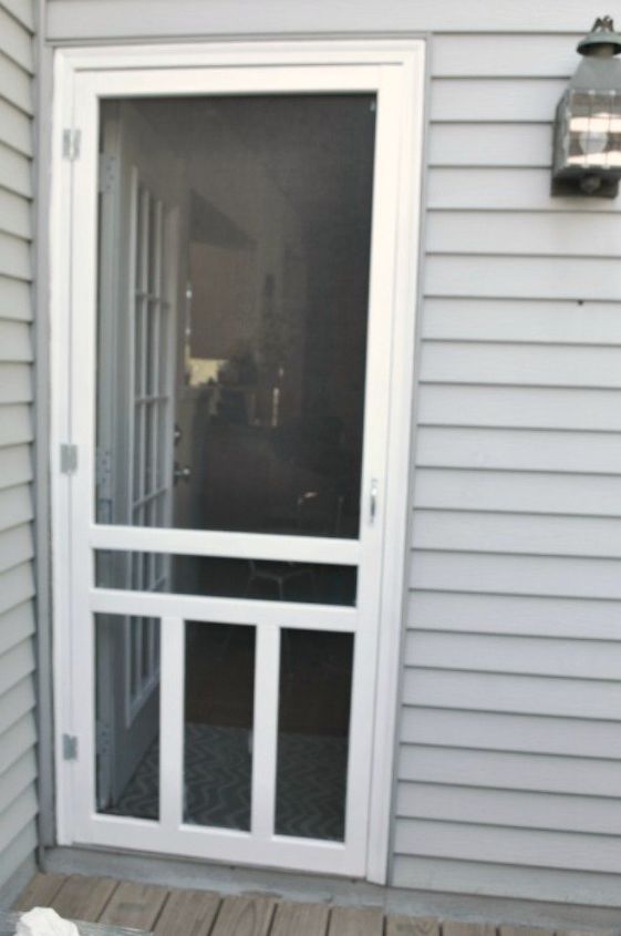 10 maneras fciles de arreglar su vieja puerta en menos de una hora, Coloque una puerta mosquitera en la entrada principal