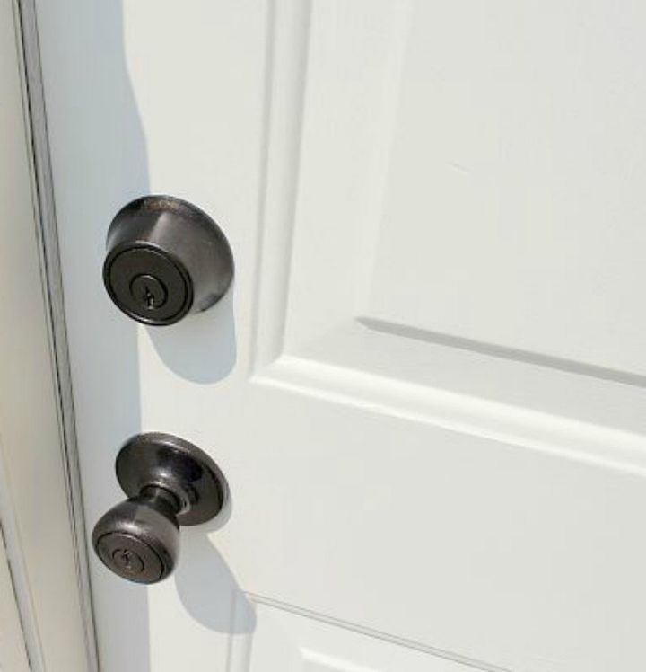 10 maneras fciles de arreglar su vieja puerta en menos de una hora, Pinte el pomo de su puerta para actualizarlo f cilmente