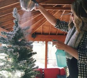 8 trucos para que tu rbol de navidad falso se vea lleno y fabuloso, Soluci n Flocaje para conseguir un aspecto nevado