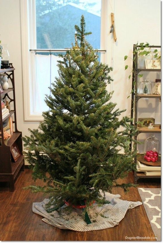 8 truques para fazer sua rvore de natal falsa parecer cheia e fabulosa, Como fazer uma rvore de Natal parecer maior e mais alta de gra a