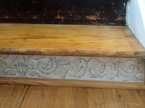 stair risers wallpaper border, Bottom step with molding trim hides a gap