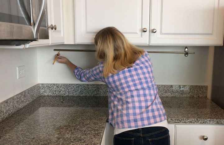 declutar la encimera de la cocina con una barra de cortina