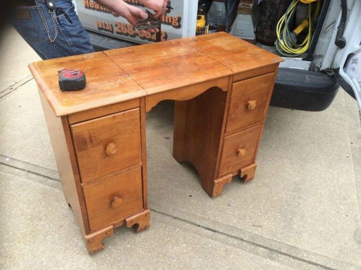11 cosas impactantes que puedes hacer con piezas viejas no deseadas, Un antiguo escritorio de madera se convierte en