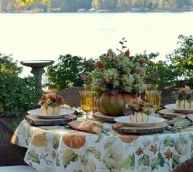 Mesa de otoño al aire libre con un método fácil de calabazas en flor