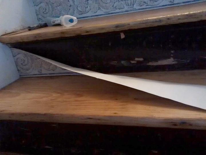 contrahuellas de la escalera borde de papel pintado, El hueco de la pared de la falda permite que el papel encaje dentro