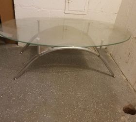 mesa de centro con tapa de cristal en un banco para sentarse