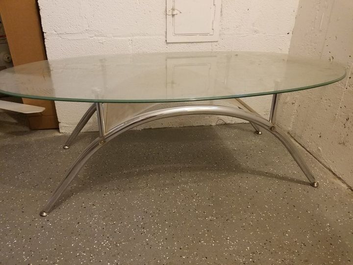 mesa de centro com tampo de vidro em um banco para sentar