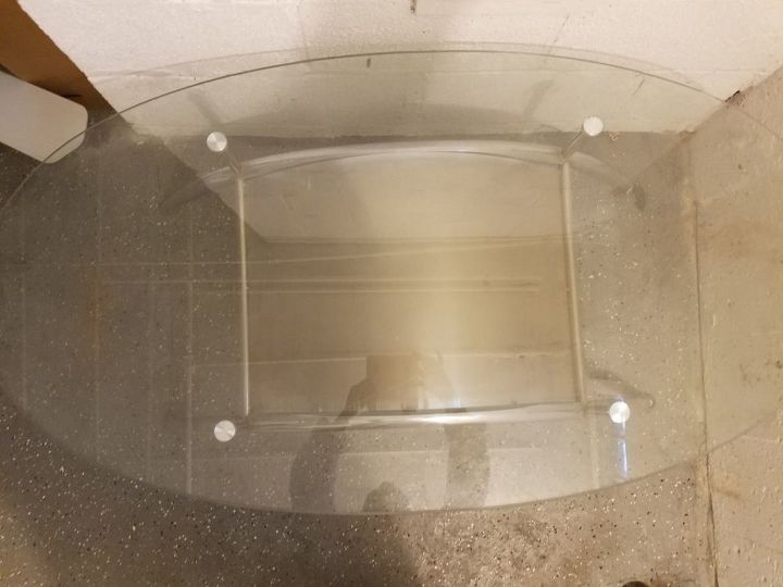 mesa de centro com tampo de vidro em um banco para sentar