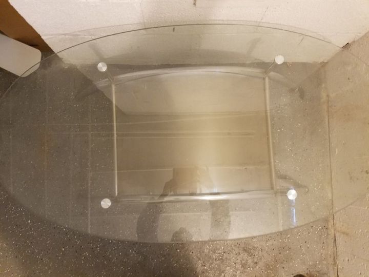 mesa de centro con tapa de cristal en un banco para sentarse