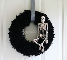 easy halloween yarn wreath, crafts, halloween decorations, seasonal holiday decor, wreaths