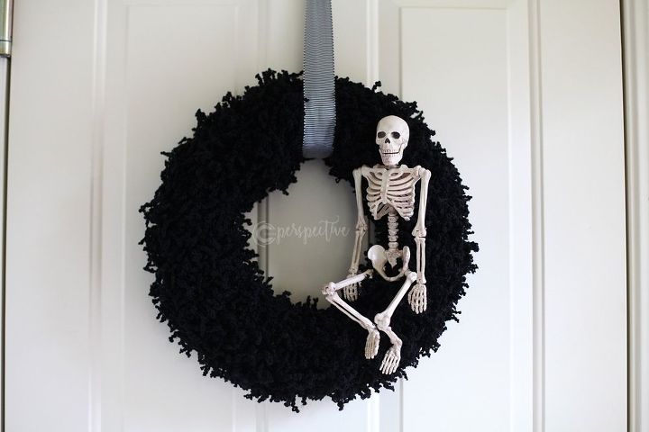 easy halloween yarn wreath, crafts, halloween decorations, seasonal holiday decor, wreaths