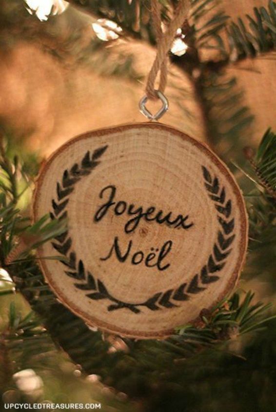 20 idias de presentes de natal diy abaixo de us 20, Decora es de Natal personalizadas e presentes em forma de folhas de madeira
