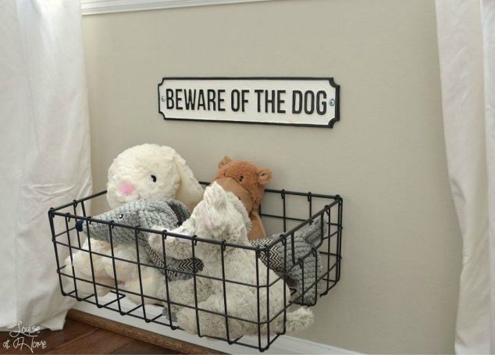 11 increbles ideas de almacenamiento de juguetes de madres muy organizadas, Almacenamiento de juguetes colgantes para perros