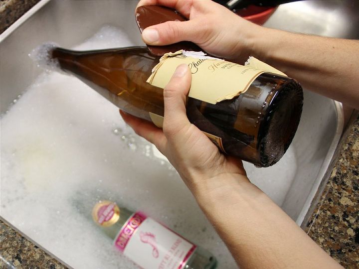 convirtiendo botellas recicladas en una decoracin de pared rstica y elegante