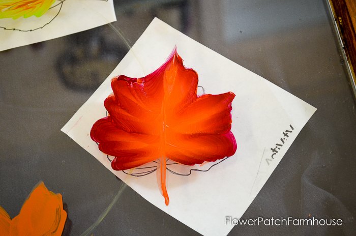 pinte folhas em uma janela velha para uma guirlanda nica