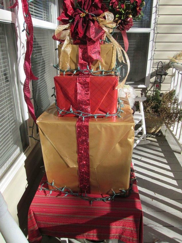 recorte papelo para essas ideias incrveis de natal, Como fazer uma Gift Christmas Tree com caixas recicladas