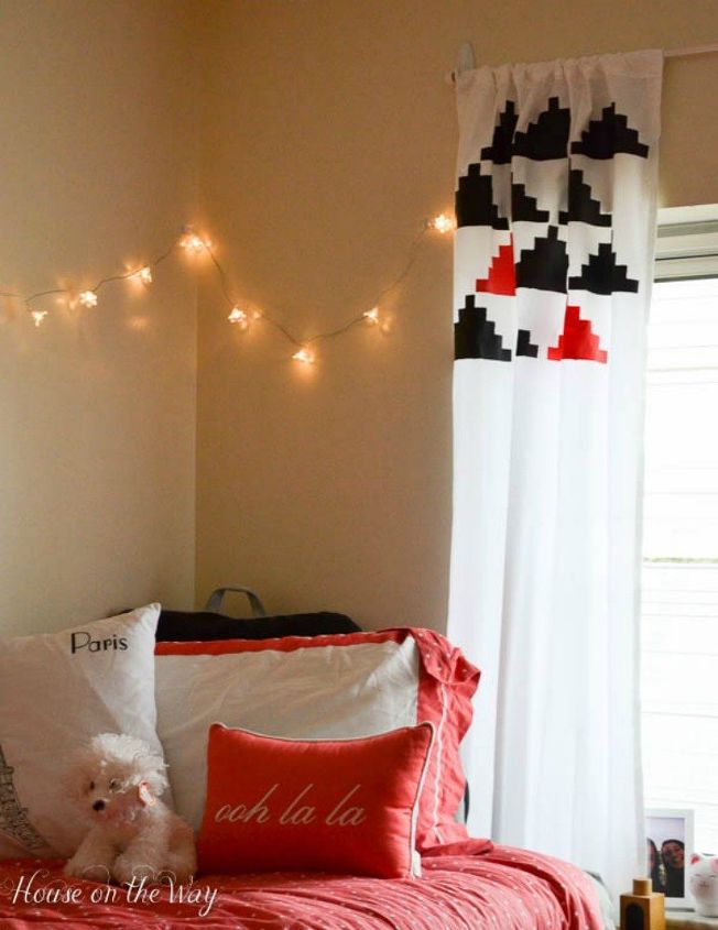 s give your kid the coolest dorm room with these 13 jaw dropping ideas, bedroom ideas, Decorate a plain white sheet for curtains