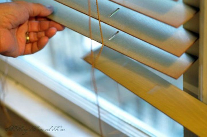 11 maneiras geniais de transformar suas cortinas feias, Pinte persianas de madeira