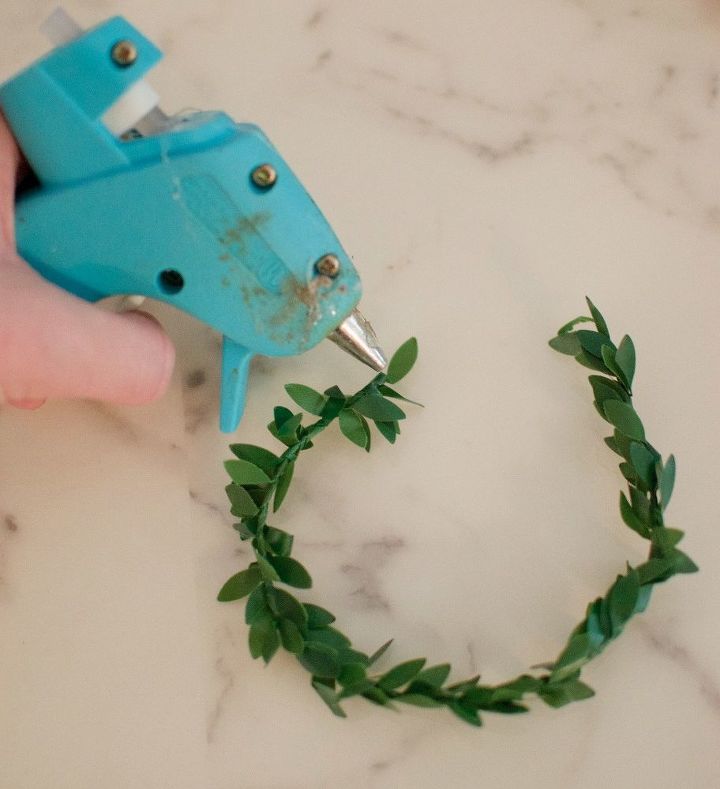 easy christmas place settings with instruction video , crafts, how to, painted furniture, reupholster, wreaths