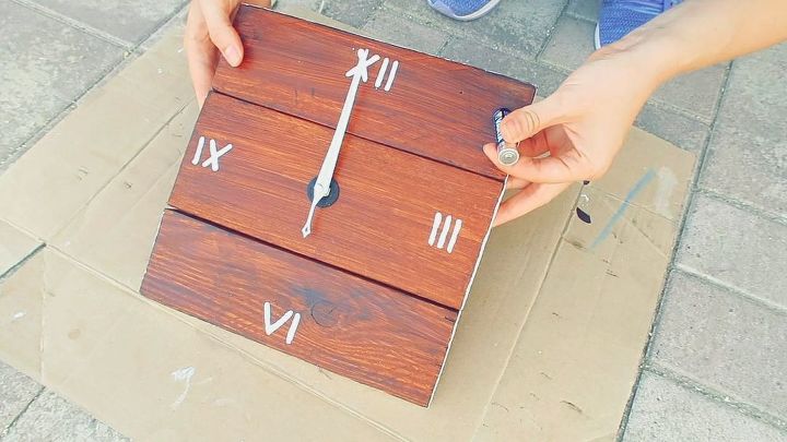 wall clock from pallet boards video, crafts, home decor, painted furniture, pallet, repurposing upcycling, woodworking projects