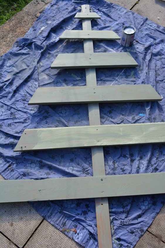 retazos de madera transformados en rbol de navidad