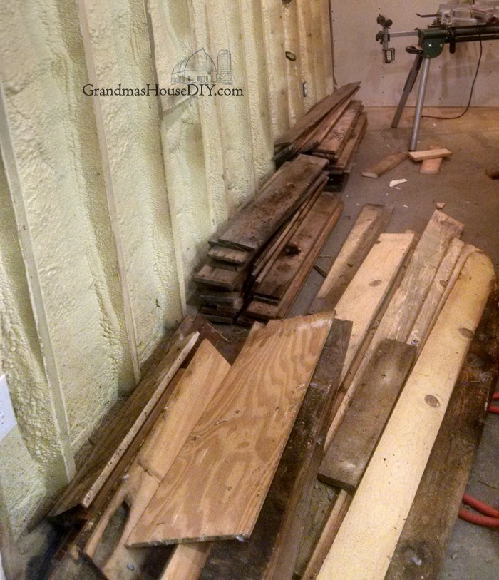 cubrir las paredes con madera de palet la renovacin del bao del stano