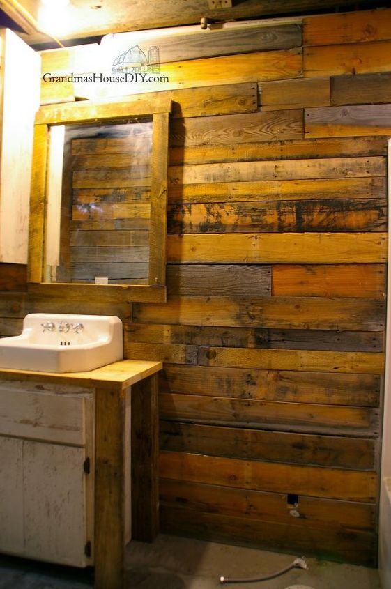 revestindo as paredes com madeira de paletes a renovao do banheiro do poro