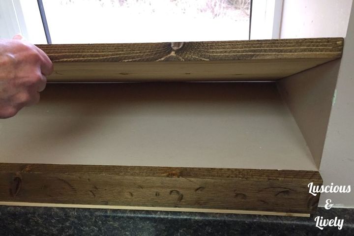 dale a tu alfizar un acabado de madera recuperada, Aplicar el pegamento en los bordes que se superponen