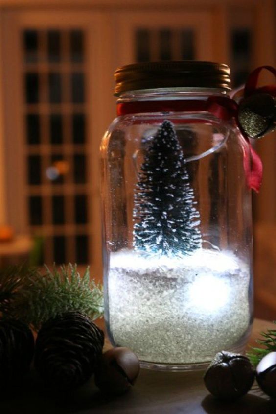 haz que tu porche luzca increble con estas ideas navideas de bricolaje, Llena tarros con mini rboles luminosos