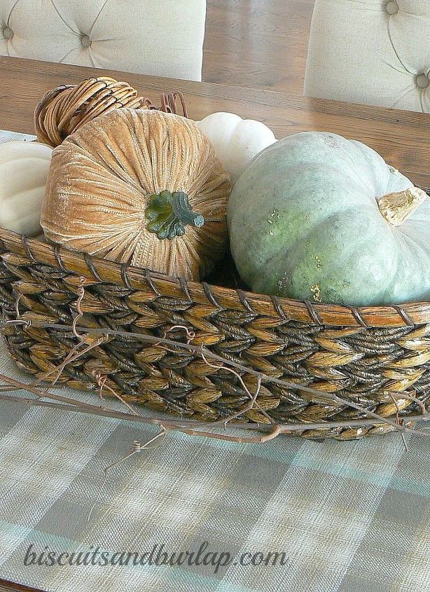 a mesa para o outono usa elementos naturais