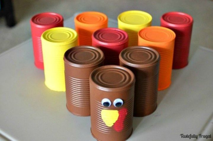 haz rer a tus hijos con estas divertidas ideas de accin de gracias, Convierte latas en un juego de bolos para pavos