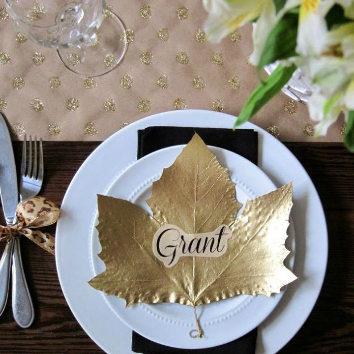haz que tu mesa de accin de gracias luzca increble con estas rpidas ideas de, O p ntalas de dorado para crear una tarjeta de mesa elegante