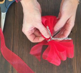 how to tie a christmas bow in 3 easy steps, how to