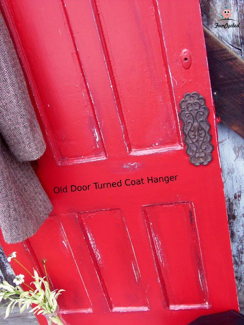 cabide feito de uma porta velha