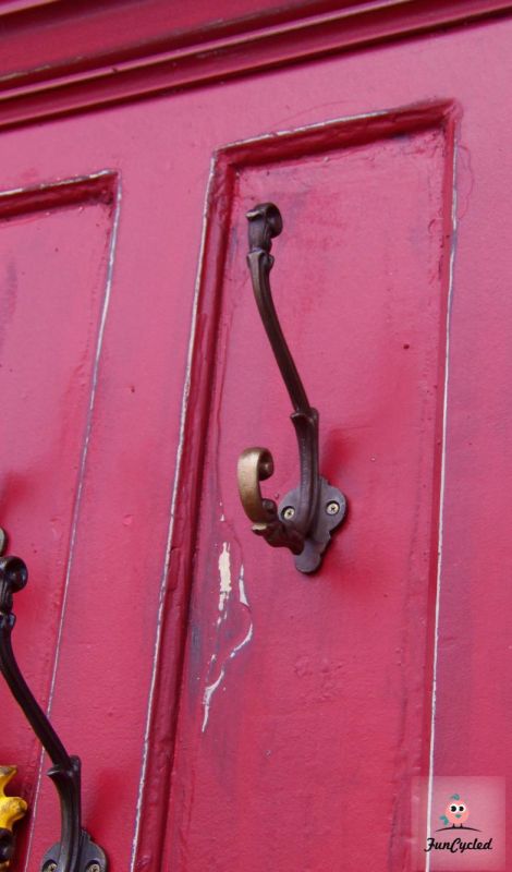cabide feito de uma porta velha
