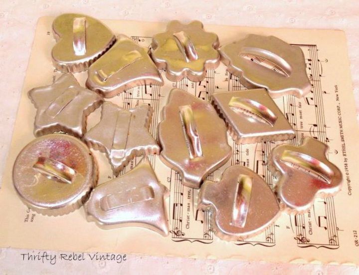 thrift store christmas decorating