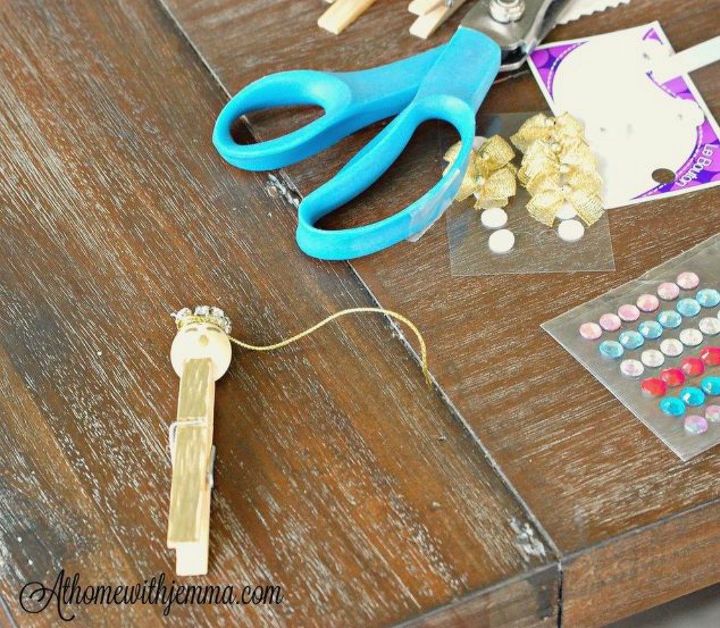 thrift store christmas decorating