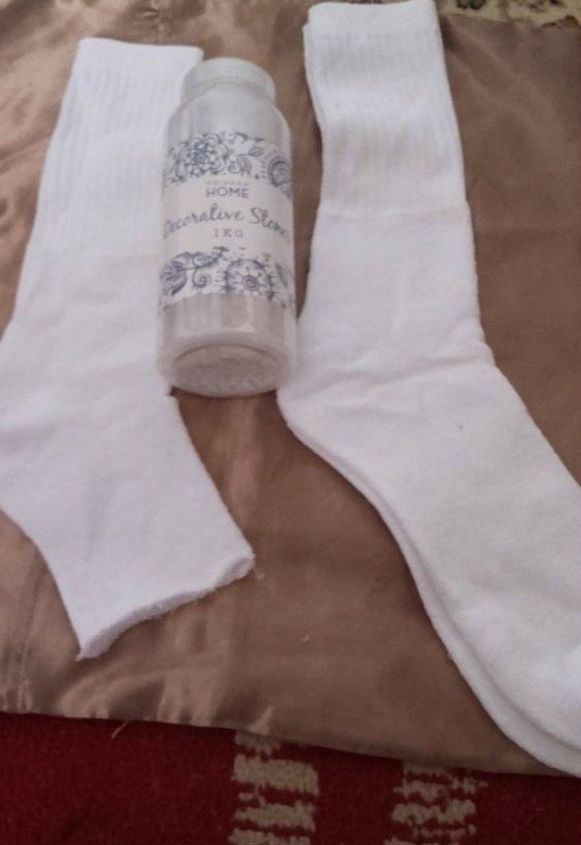 15 razones para pasarse por la tienda de segunda mano antes de navidad, Un viejo par de calcetines blancos se convierte en